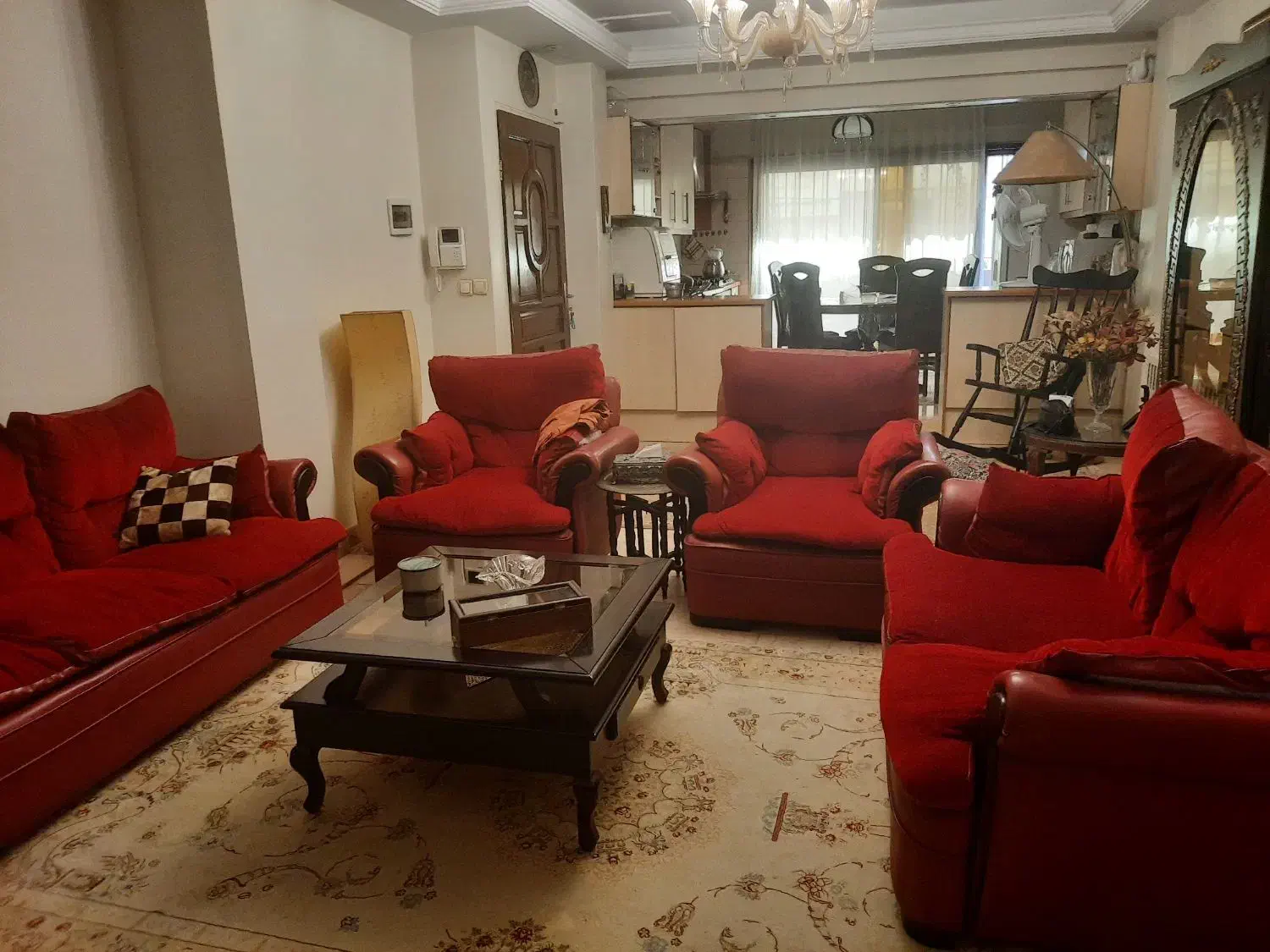 یک دست مبل زرشکی هفت نفره  با میز وسط و صندلی راک|مبلمان خانگی و میز عسلی|تهران, شمس‌آباد|دیوار