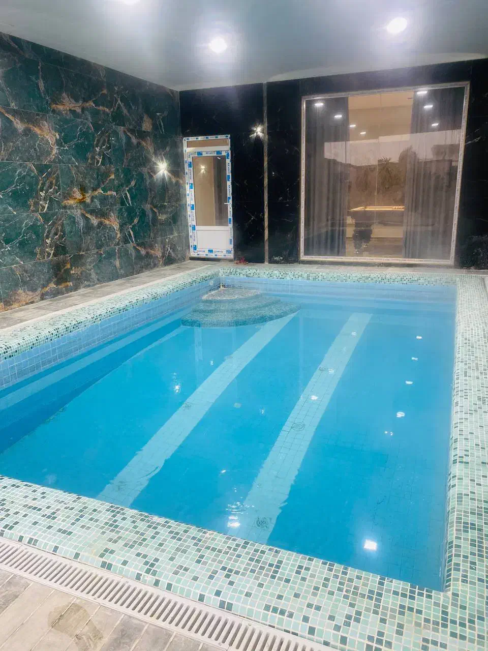 اجاره روزانه باغ ویلا استخر دار اب گرم سرپوشیده|اجارهٔ کوتاه‌مدت ویلا و باغ|کرج, برغان|دیوار