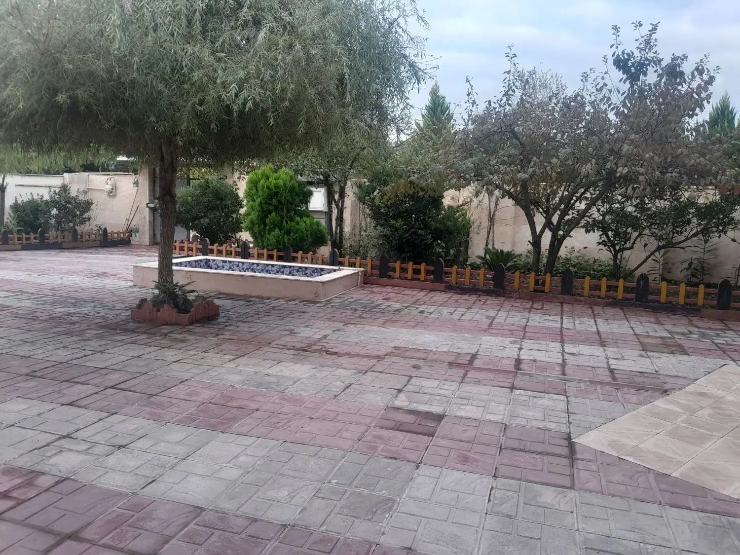 اجاره ویلا حیاط دار و آلاچیق تمیزه|اجارهٔ کوتاه‌مدت ویلا و باغ|لاهیجان, آهندان|دیوار