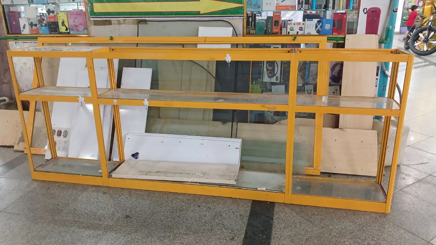 ویترین زرد ۳ متری و در سکوریت ۹۰ در ۲ متر حراج|بوفه، ویترین، کنسول|چابهار, |دیوار