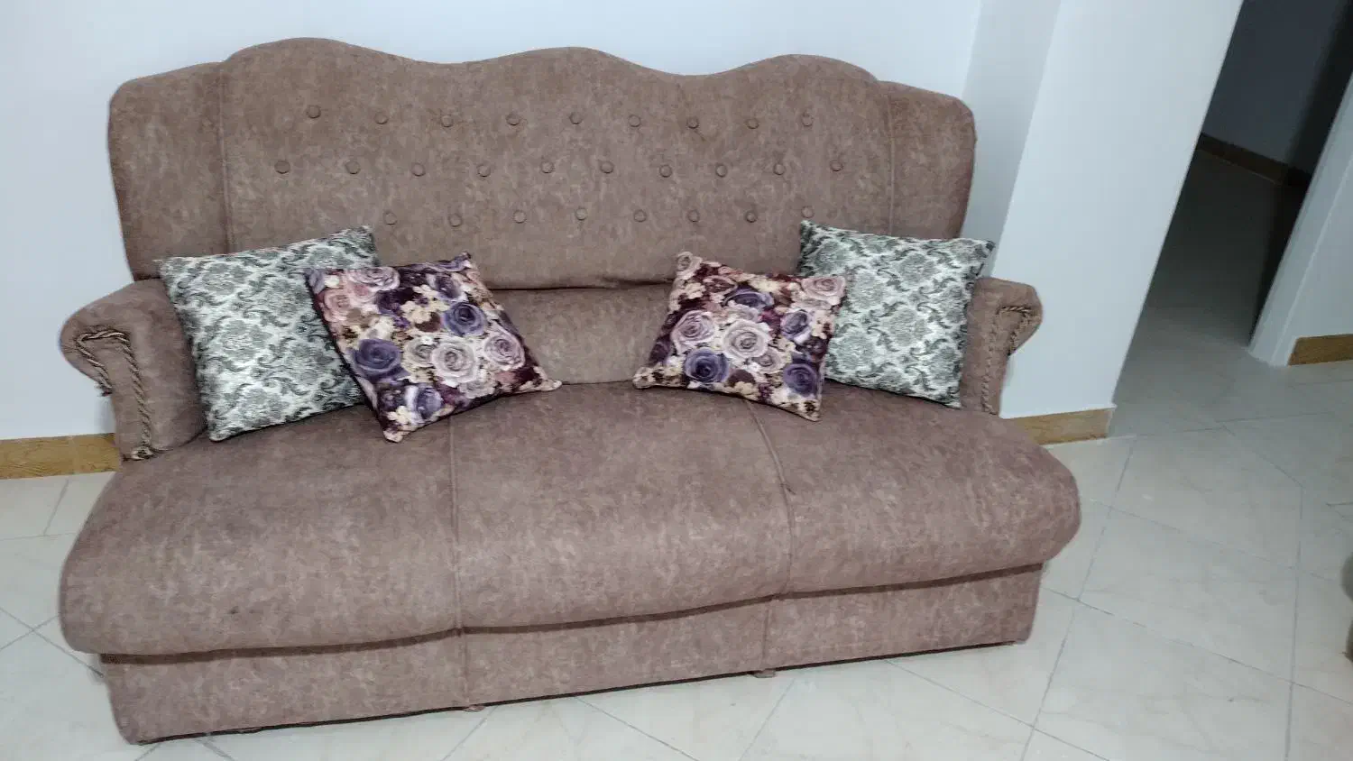 مبل راحتی ۷نفره با میزوسط و ۴عدد عسلی شیشه ای|مبلمان خانگی و میز عسلی|اراک, |دیوار