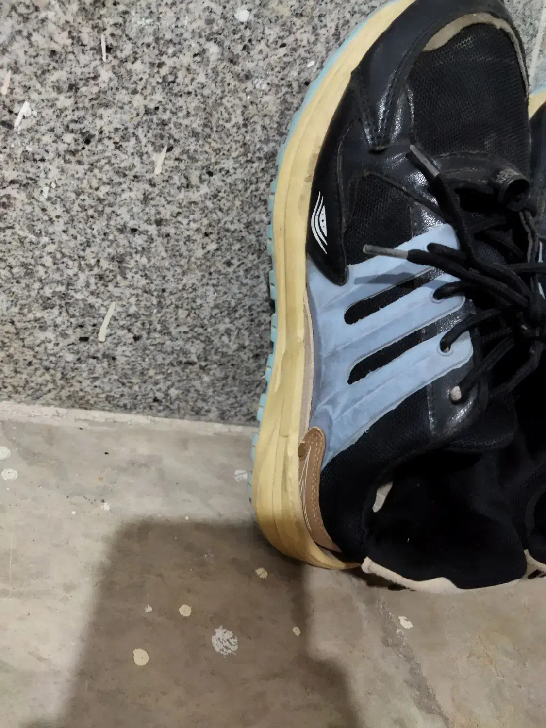 2 جفت کفش|کیف، کفش، کمربند|مسجد سلیمان, |دیوار