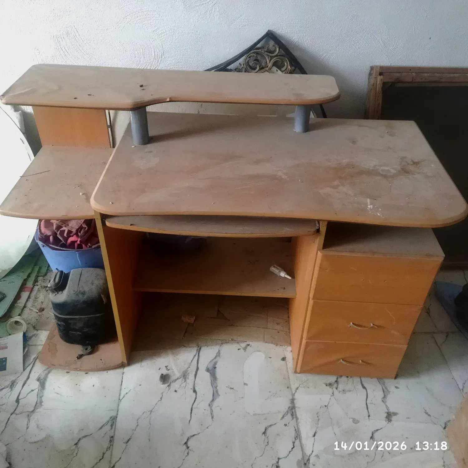 میز کامپیوتر|میز تحریر و کامپیوتر|صحنه, |دیوار