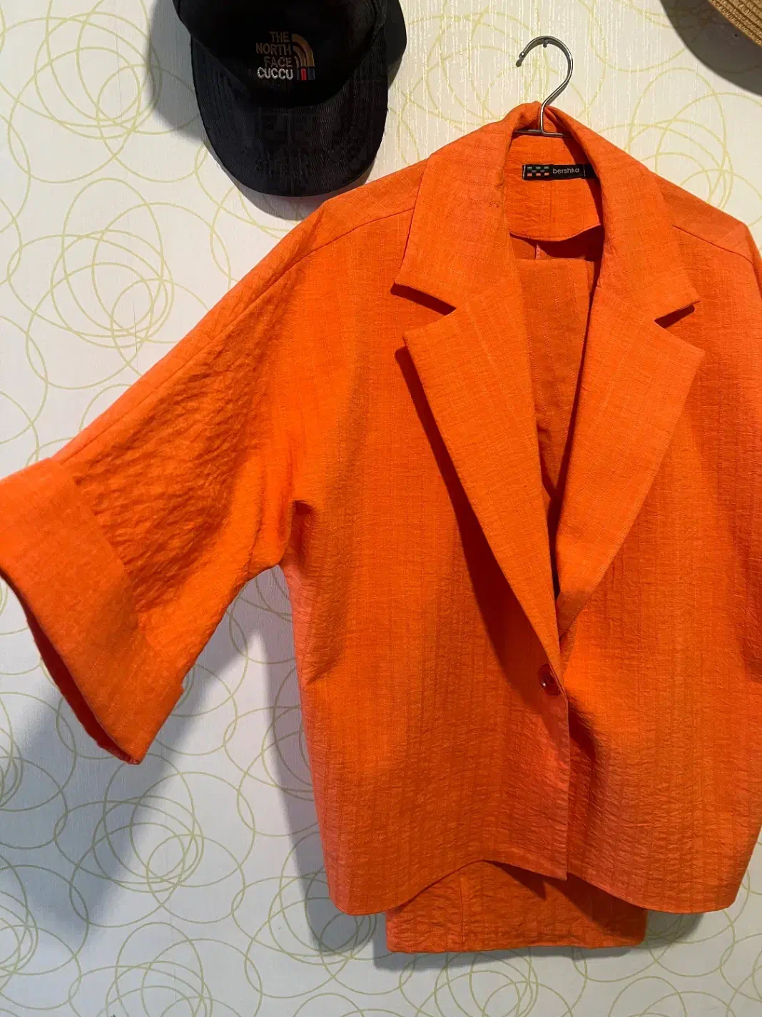 کاپشن|لباس|مشهد, سید رضی|دیوار