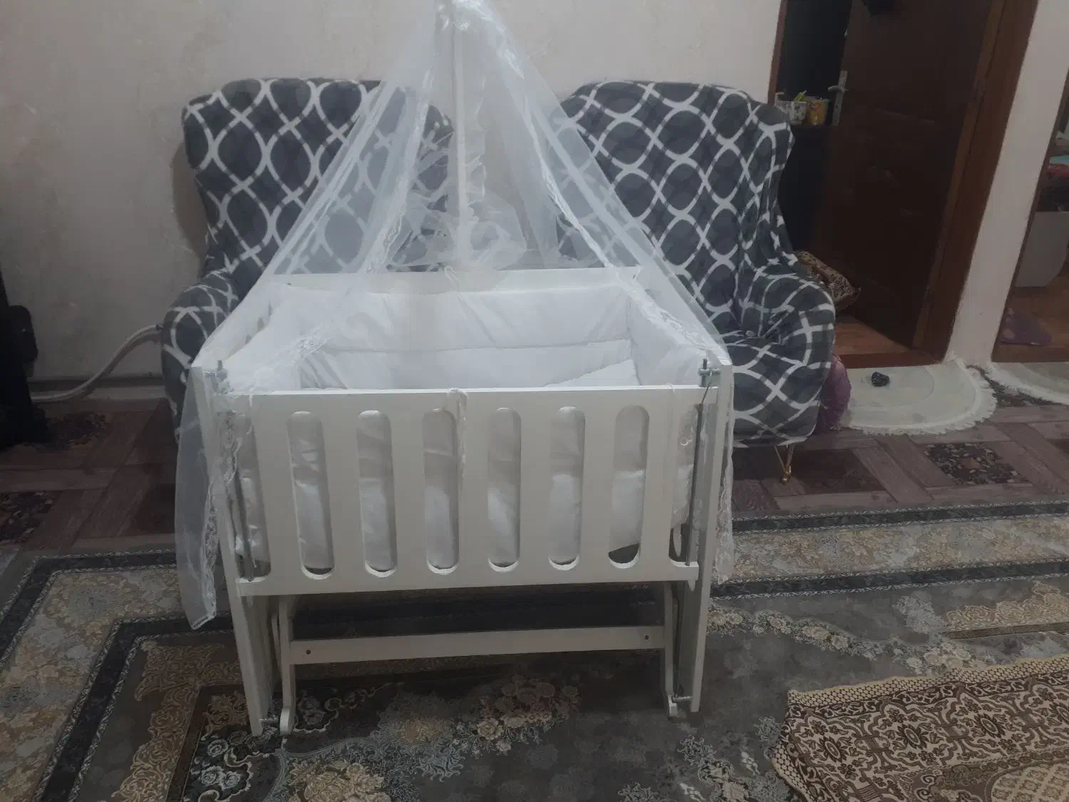 گهواره بچه|تخت و سرویس خواب|خوی, |دیوار