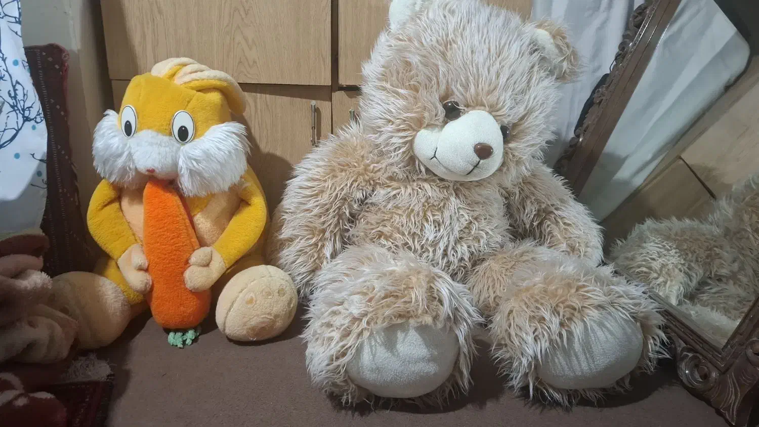 دوتا عروسک بزرگ|اسباب‌بازی بچه|مشهد, کوشش|دیوار