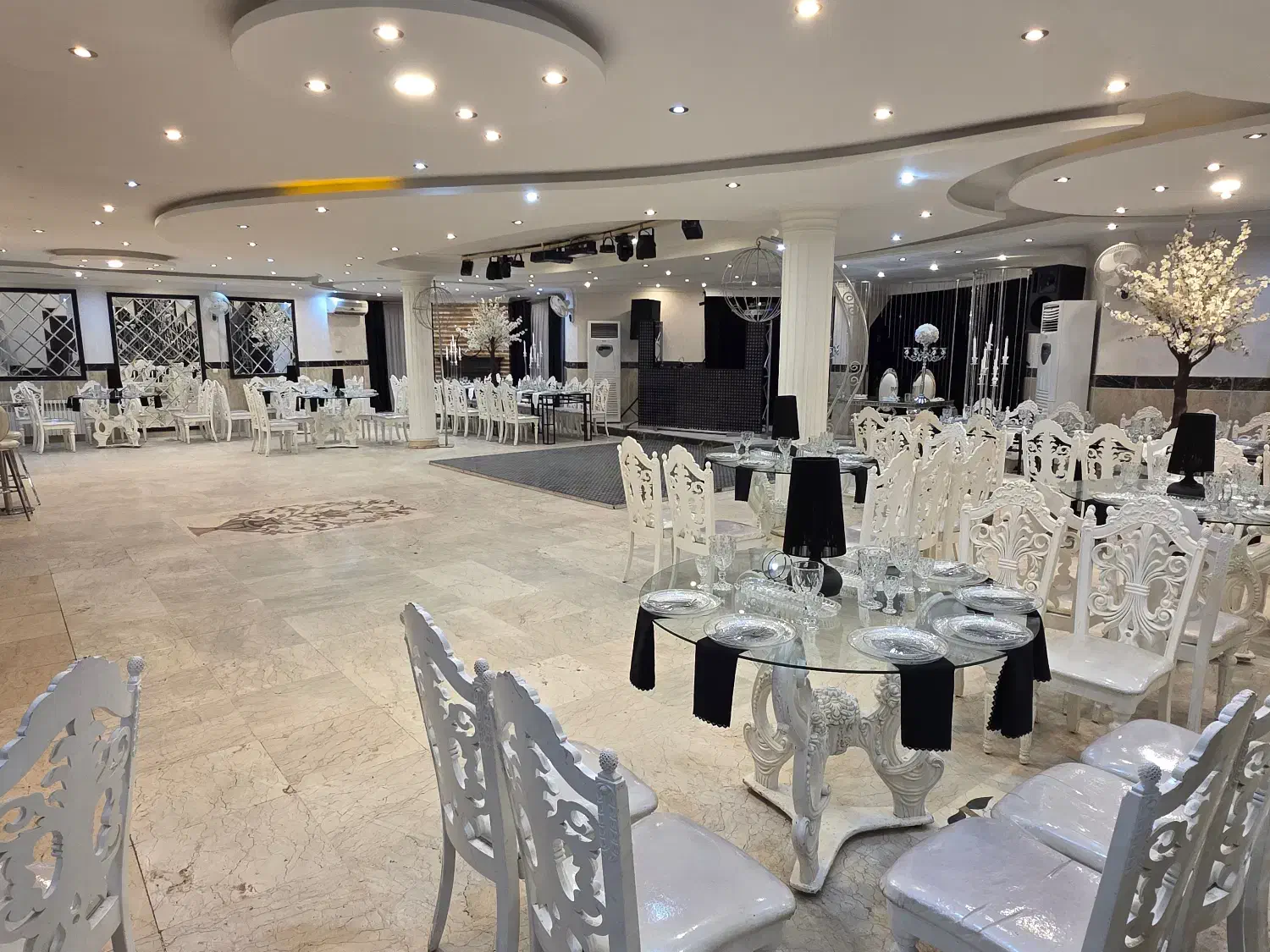 سالن واقع در کرشت|خدمات پذیرایی، مراسم|پردیس, فاز ۳|دیوار