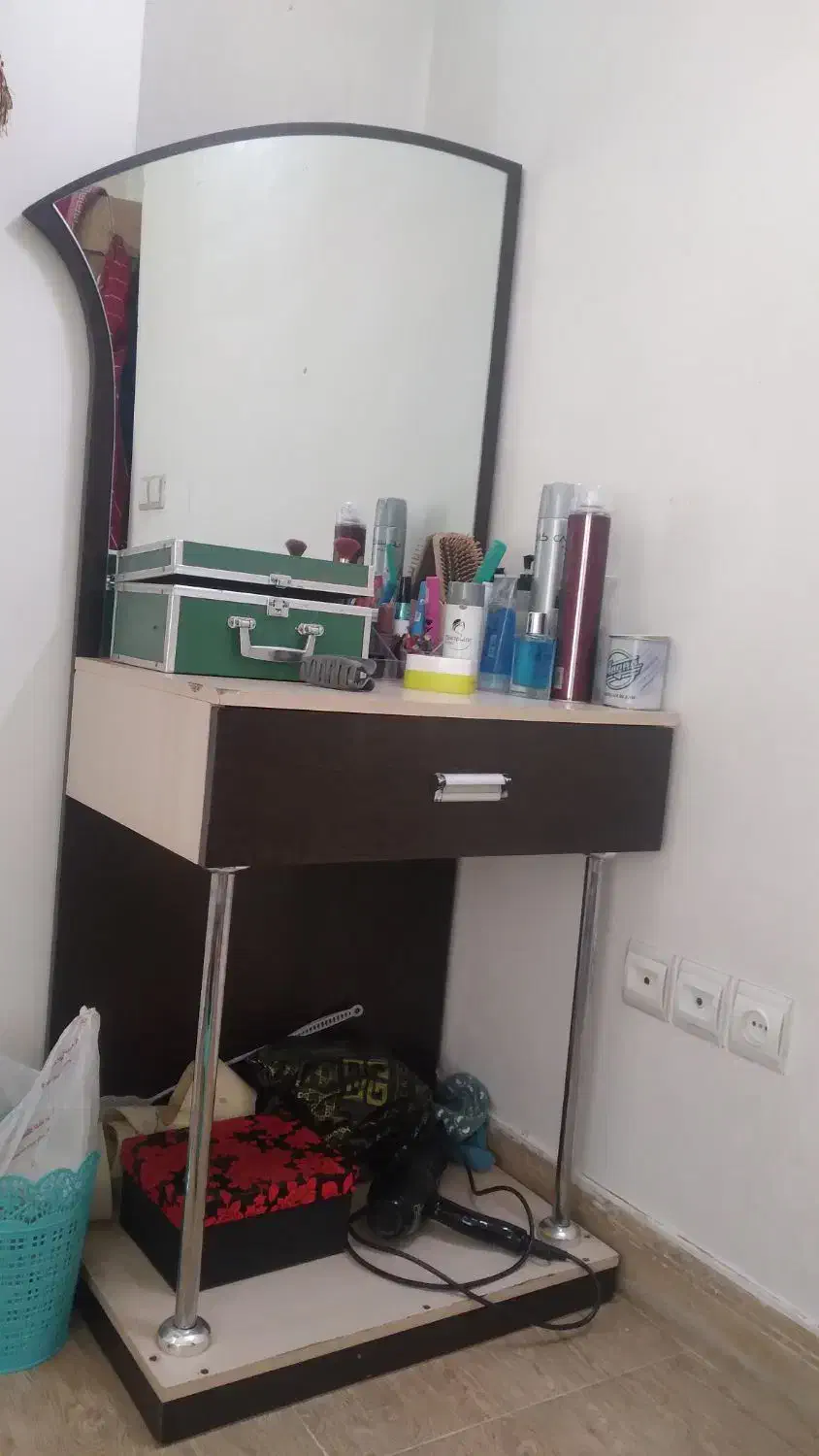 میزآرایش|تخت و سرویس خواب|اصفهان, جلالیه|دیوار