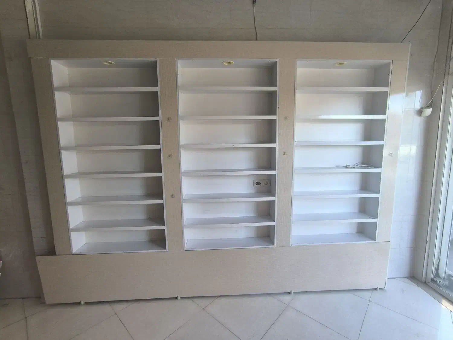 ویترین کفش و کتونی|فروشگاه و مغازه|بهارستان, |دیوار