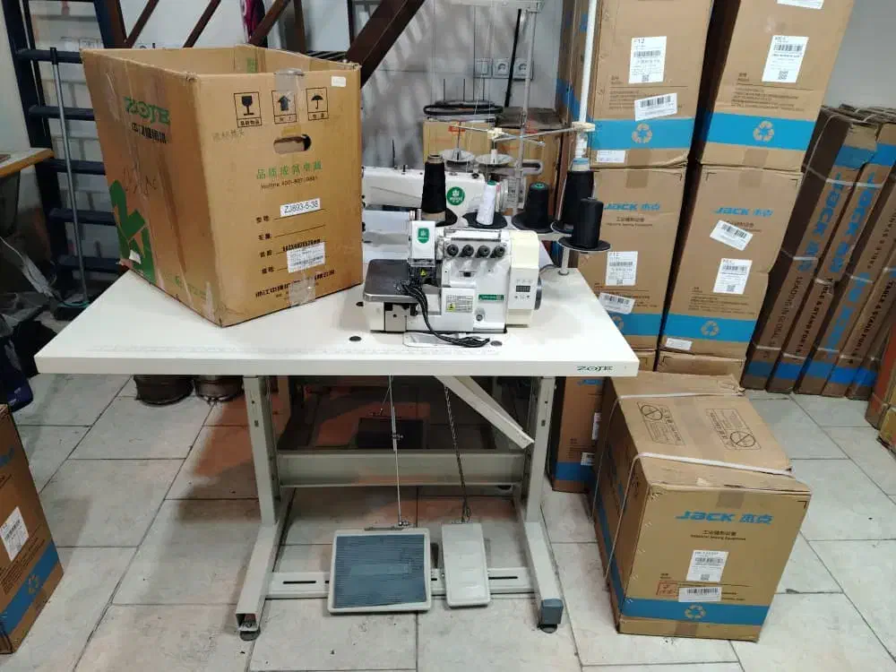 سردوز ۵ نخ سرخود زوجی در حد نو با کارتن|چرخ خیاطی و ریسندگی|شیراز, شاهچراغ|دیوار