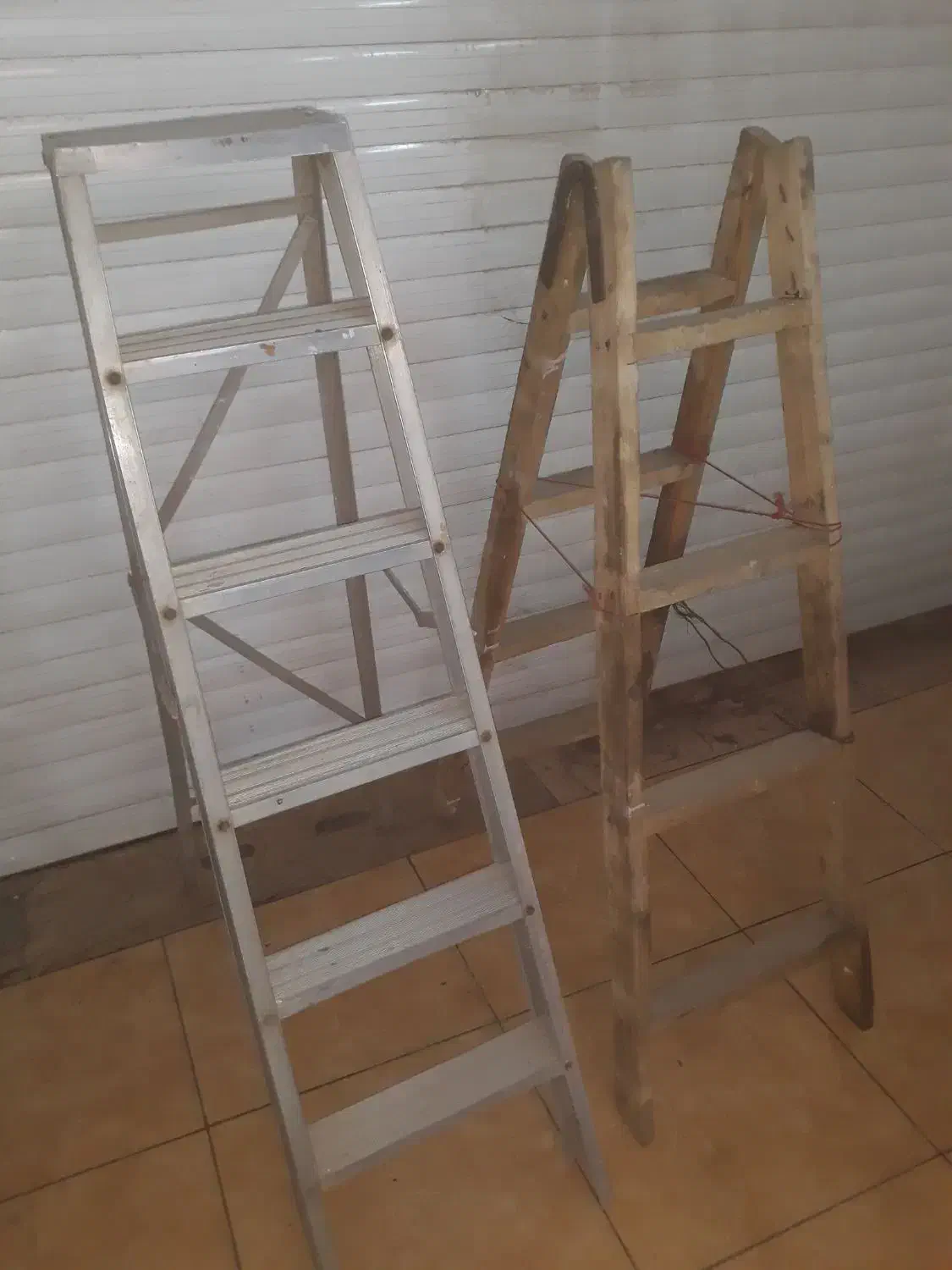 نردبان چوبی وآلومینیومی|ابزارآلات|اندیشه, اندیشه فاز ۳|دیوار