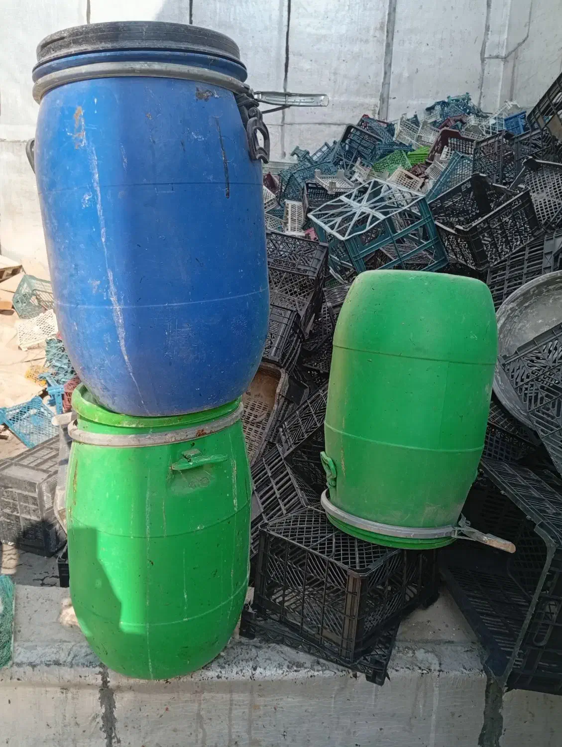 بشکه یا دبه یا سطل بزرگ|ظروف نگهدارنده، پلاستیکی، یک‌بارمصرف|قم, حاج زینل|دیوار