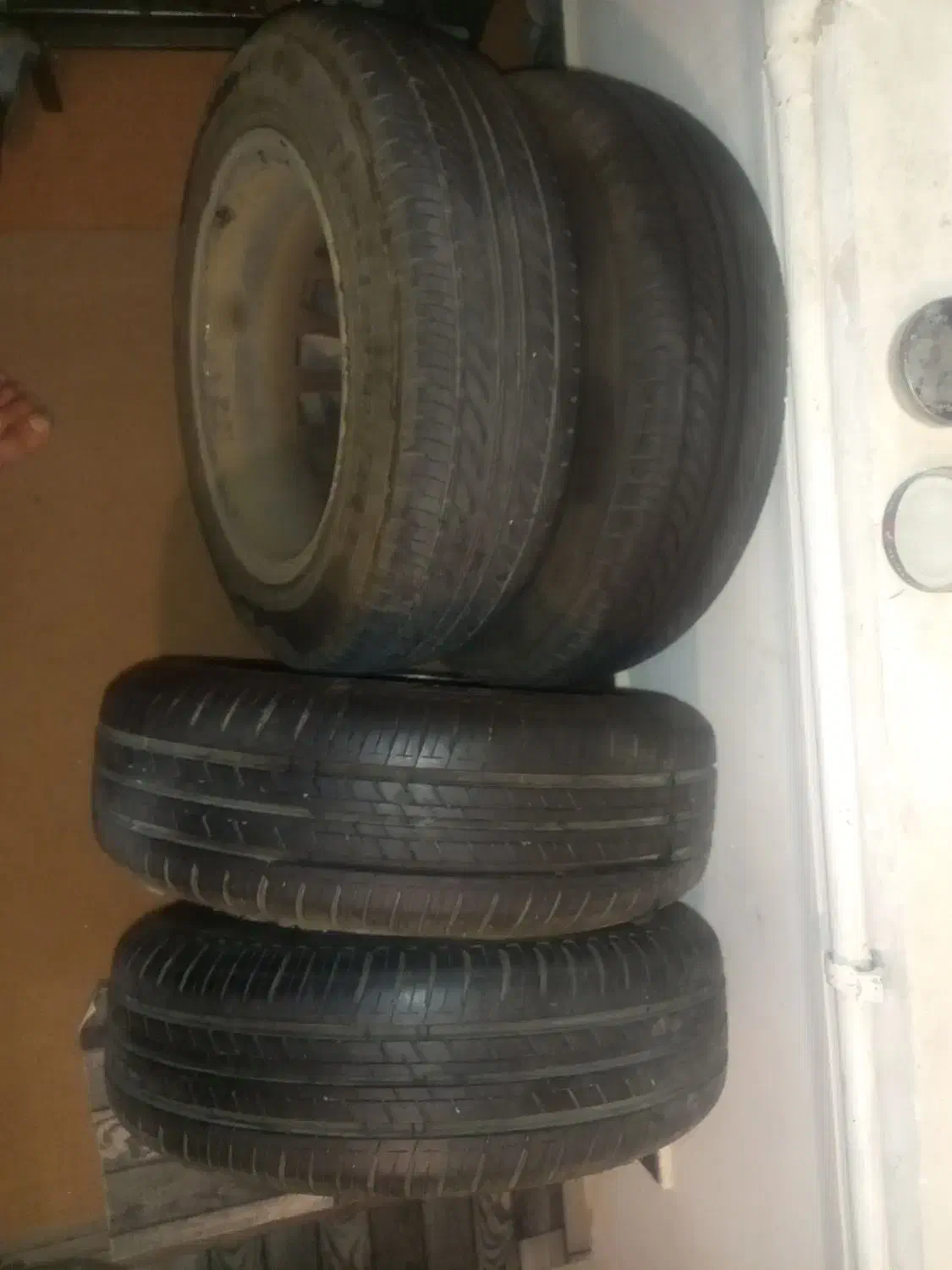 گاز ال پی جی و لاستیک در حد نو|قطعات یدکی و لوازم جانبی|بروجرد, |دیوار