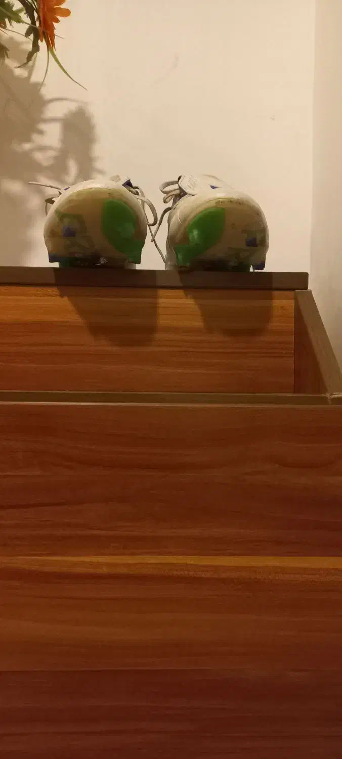 یک جفت کفش فوتبال استوک درشت|کیف، کفش، کمربند|بابل, |دیوار