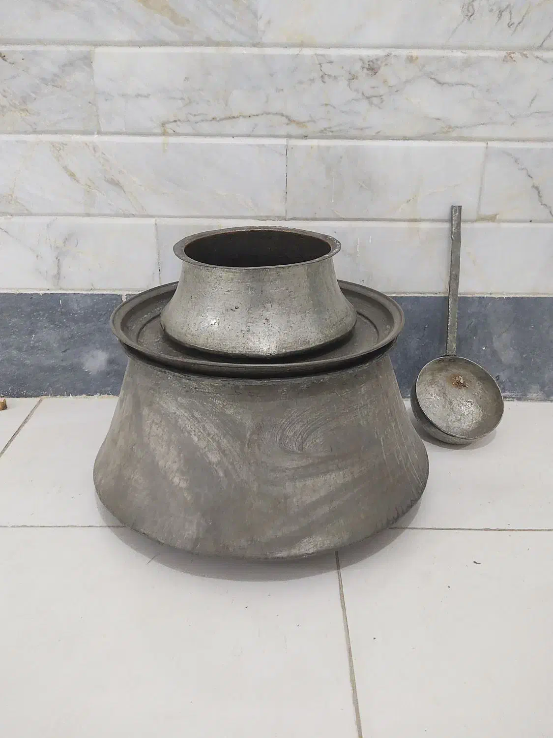 دیگه مسی|ظروف پخت‌وپز|قم, طلاب غیر ایرانی|دیوار