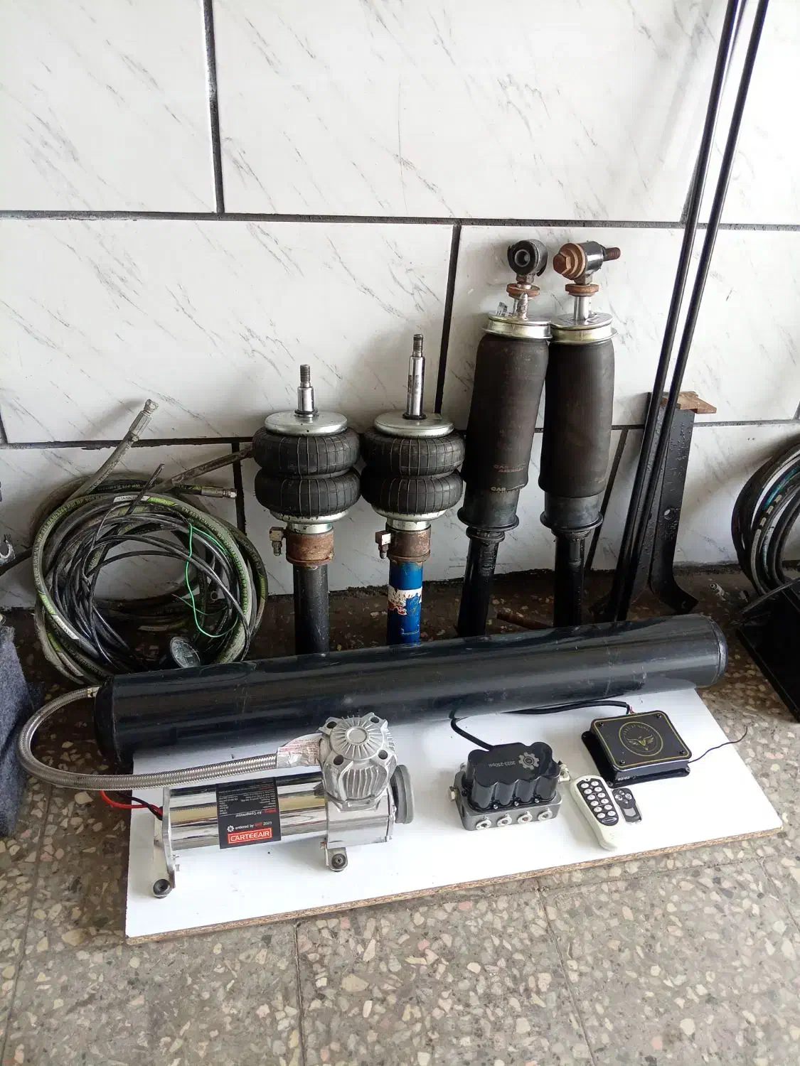 پنوماتیک کمک بادی پژو پراید|قطعات یدکی و لوازم جانبی|تربت‌حیدریه, منظر|دیوار