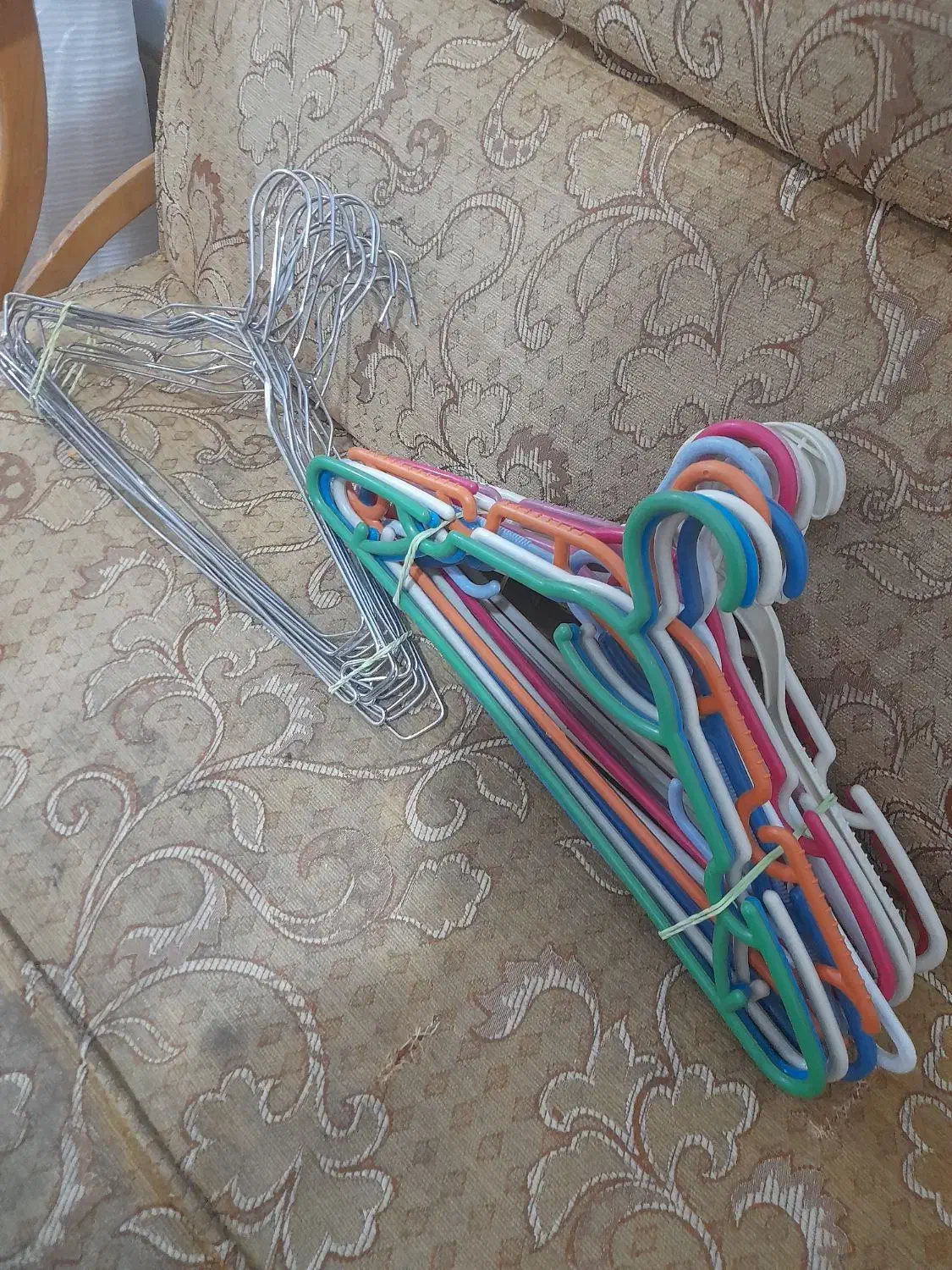 فروش چوب لباسی فلزی و پلاستیکی|بندرخت و رخت‌آویز|خرم‌آباد, |دیوار