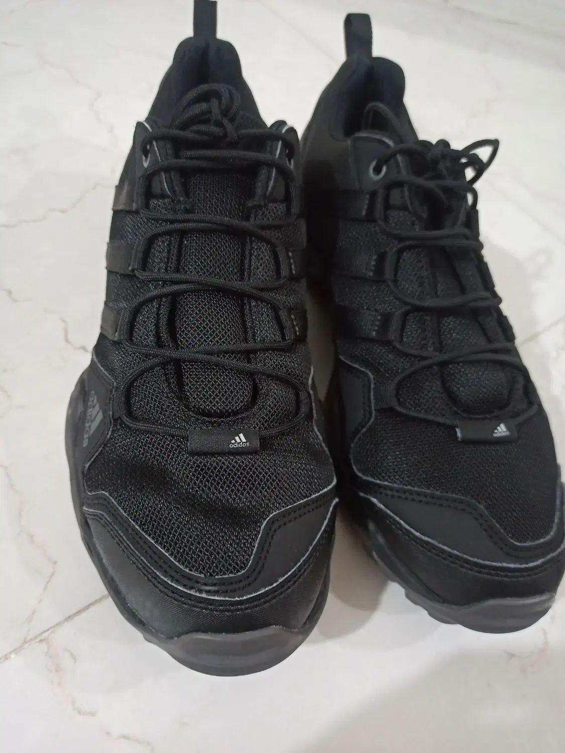 کتونی آدیداس|کیف، کفش، کمربند|ری, شهادت|دیوار