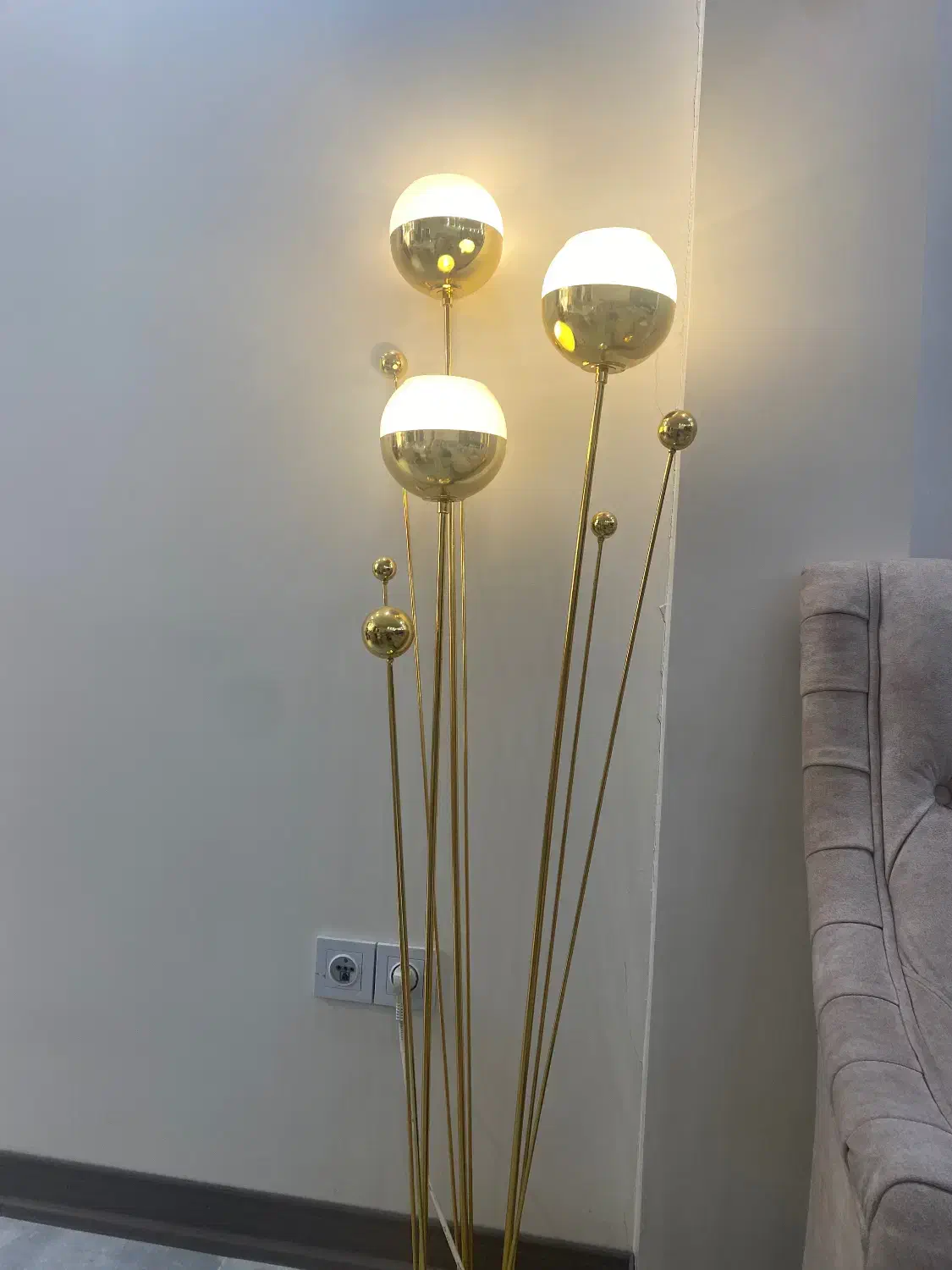 کنار سالنی|چراغ خواب و آباژور|تهران, نیروی هوایی (پیروزی)|دیوار