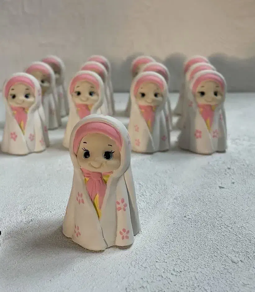 مجسمه دختر چادری همراه با سجاده|مجسمه، تندیس، ماکت|یزد, |دیوار