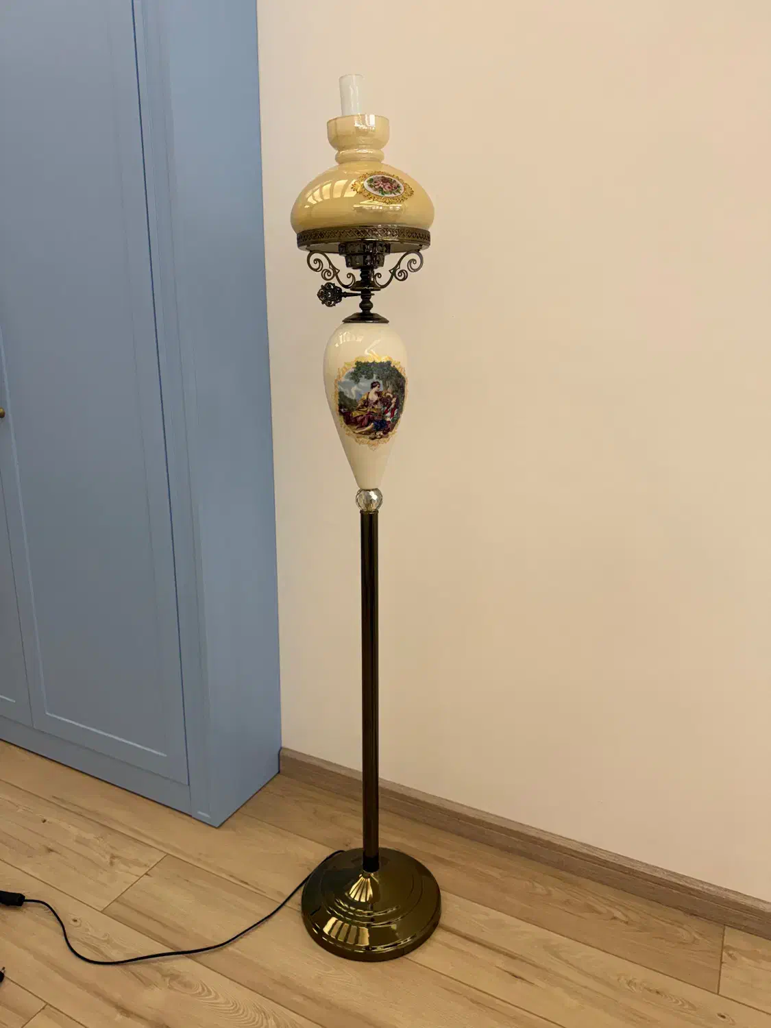 آباژور ایستاده کنار سالنی سلطنتی نو|چراغ خواب و آباژور|رشت, علی آباد|دیوار