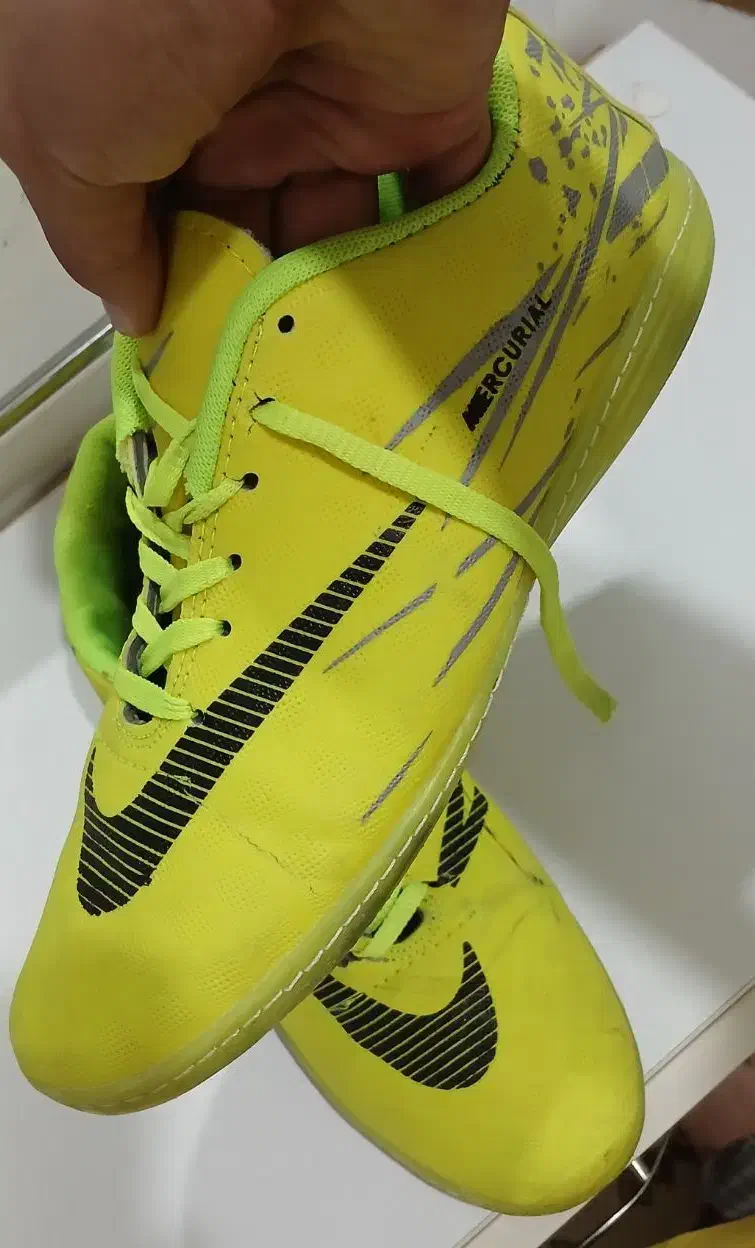 فوتبال و والیبال کفش|کیف، کفش، کمربند|ارومیه, |دیوار