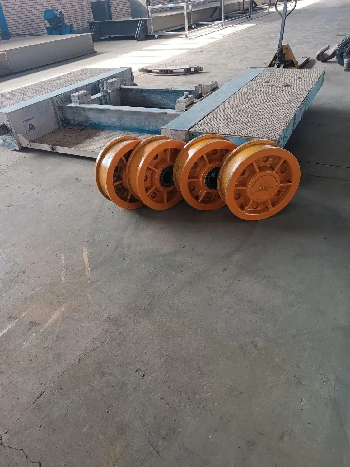 لوازم جرثقیل سقفی اعم از کلگی و چرخ|ماشین‌آلات صنعتی|زرندیه, |دیوار