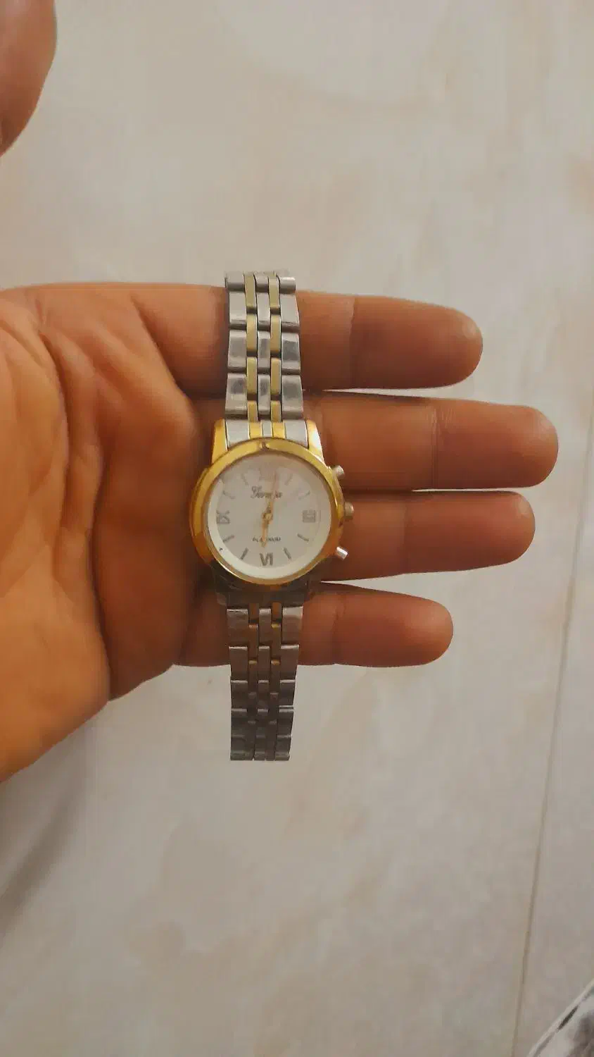 ساعت زنونه|ساعت|رباط‌کریم, رباط‌کریم|دیوار