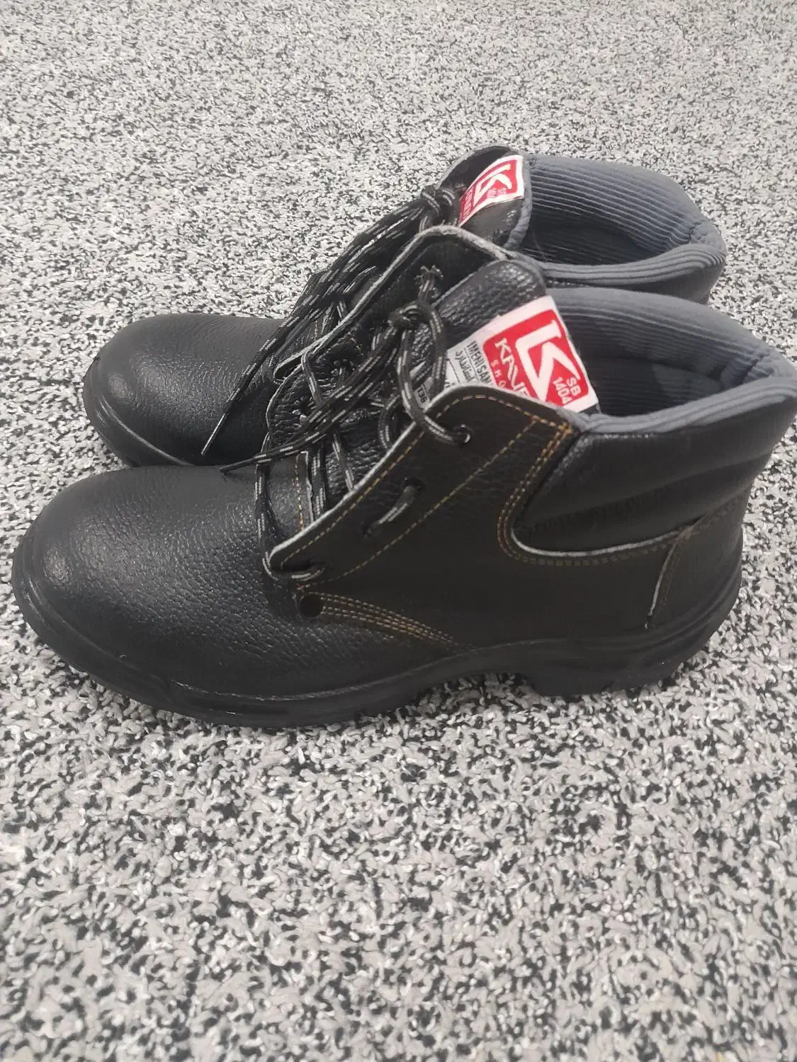 کفش ایمنی|کیف، کفش، کمربند|آبیک, |دیوار