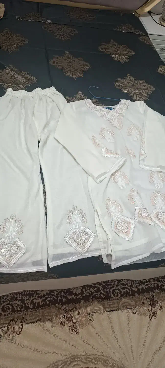 لباس|لباس|کرج, کلاک نو|دیوار