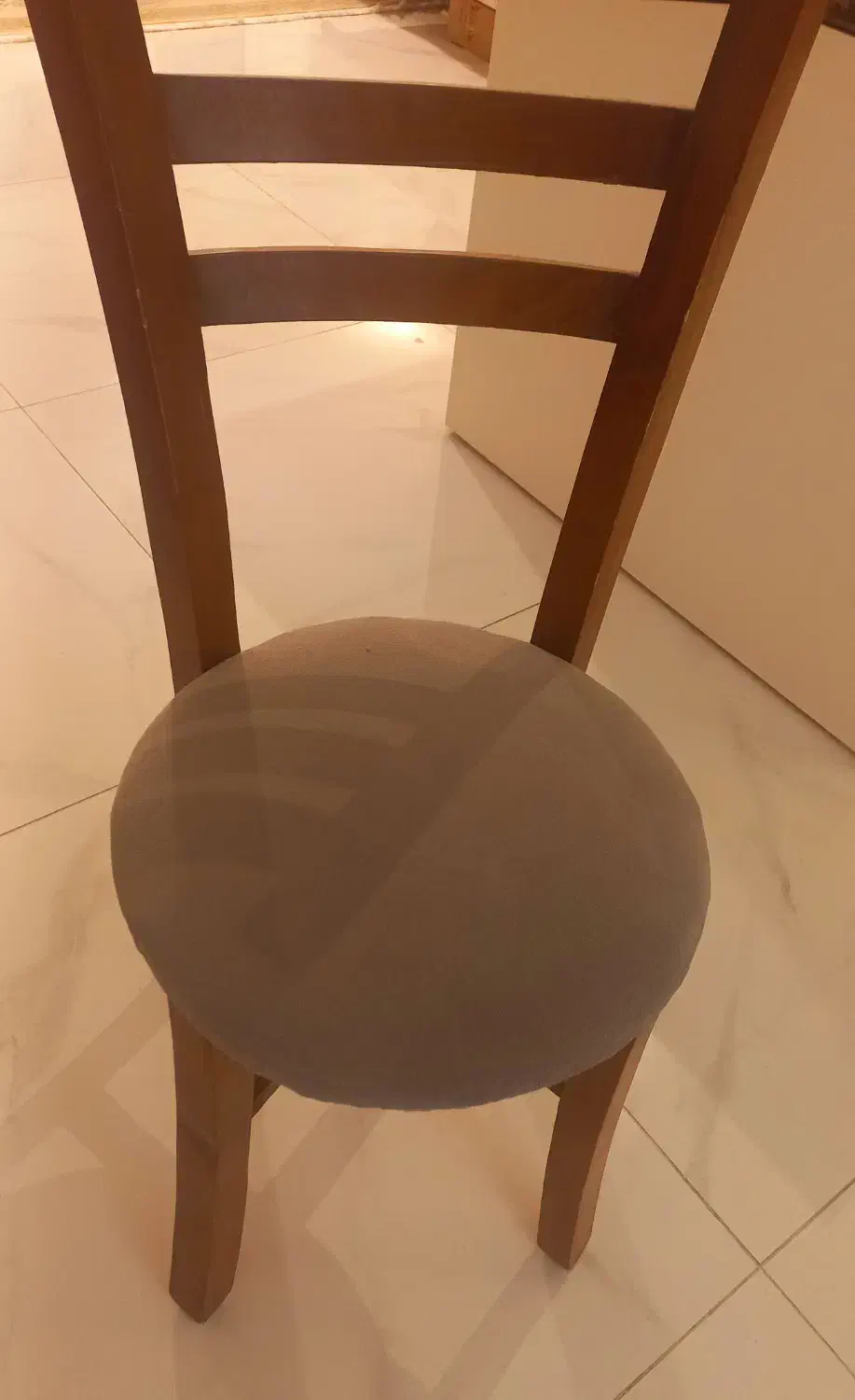 صندلی چوبی در حد نو|صندلی و نیمکت|کیش, |دیوار
