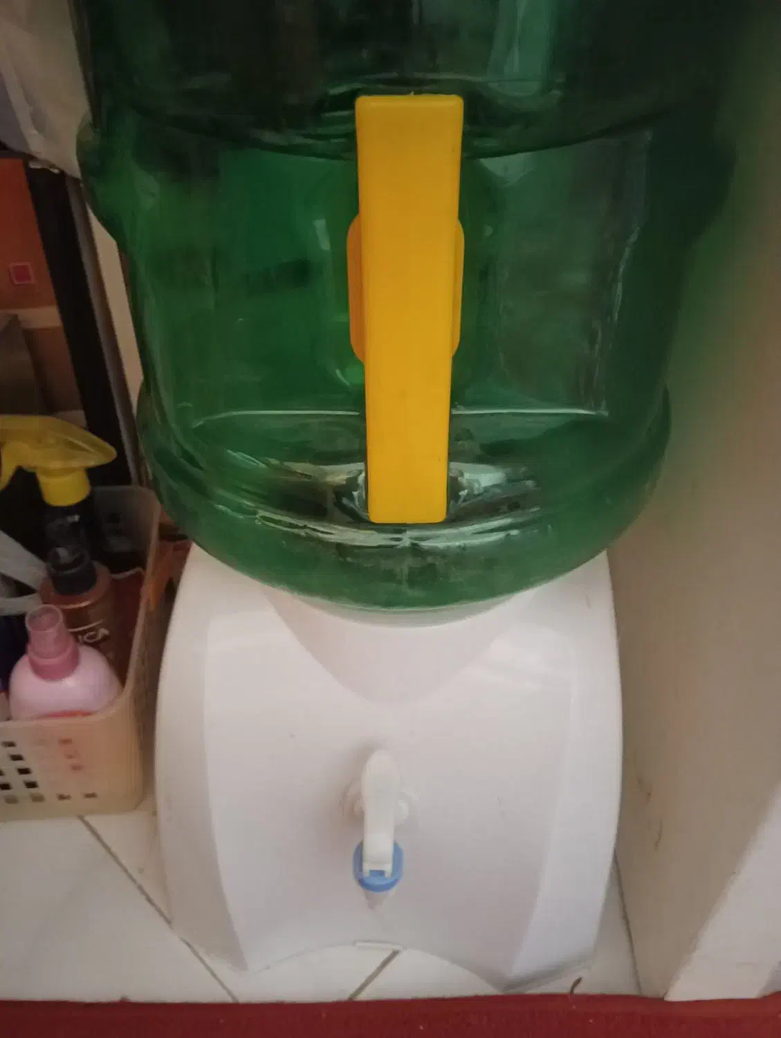 گالن آب برند راونج به همراه پایه شیردار|ظروف نگهدارنده، پلاستیکی، یک‌بارمصرف|کیش, |دیوار