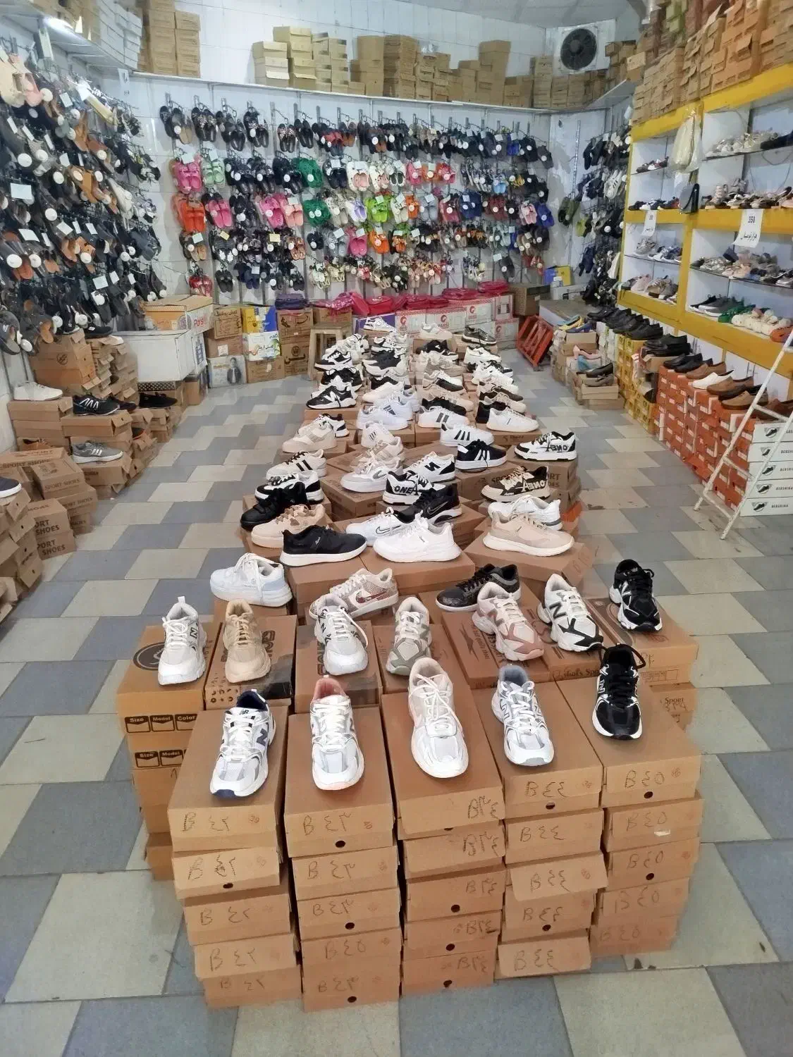 فروش کلیه کفشها زیر قیمت خرید|عمدهفروشی|تربتحیدریه, قائم|دیوار