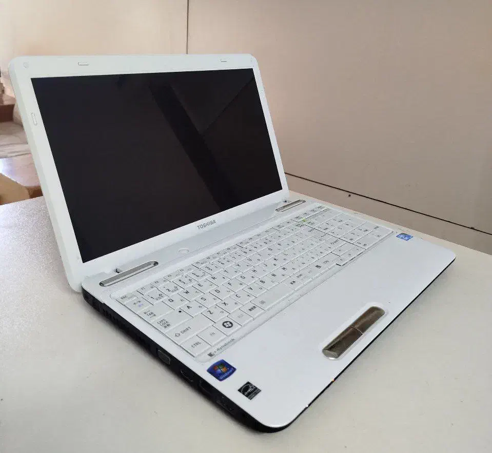 لپ تاپ TOSHIBA ژاپن با موس و کیف اشانتیون|رایانه همراه|ساری, |دیوار