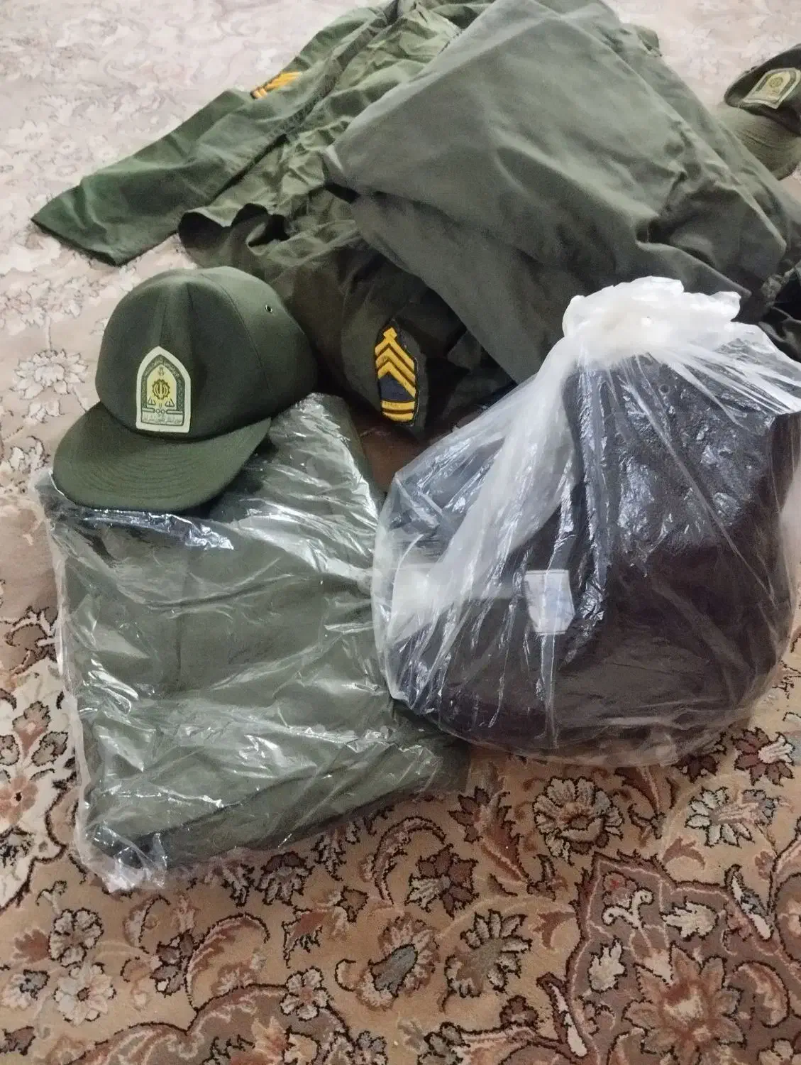 لباس و پوتین سربازی|لباس|ری, شهادت|دیوار