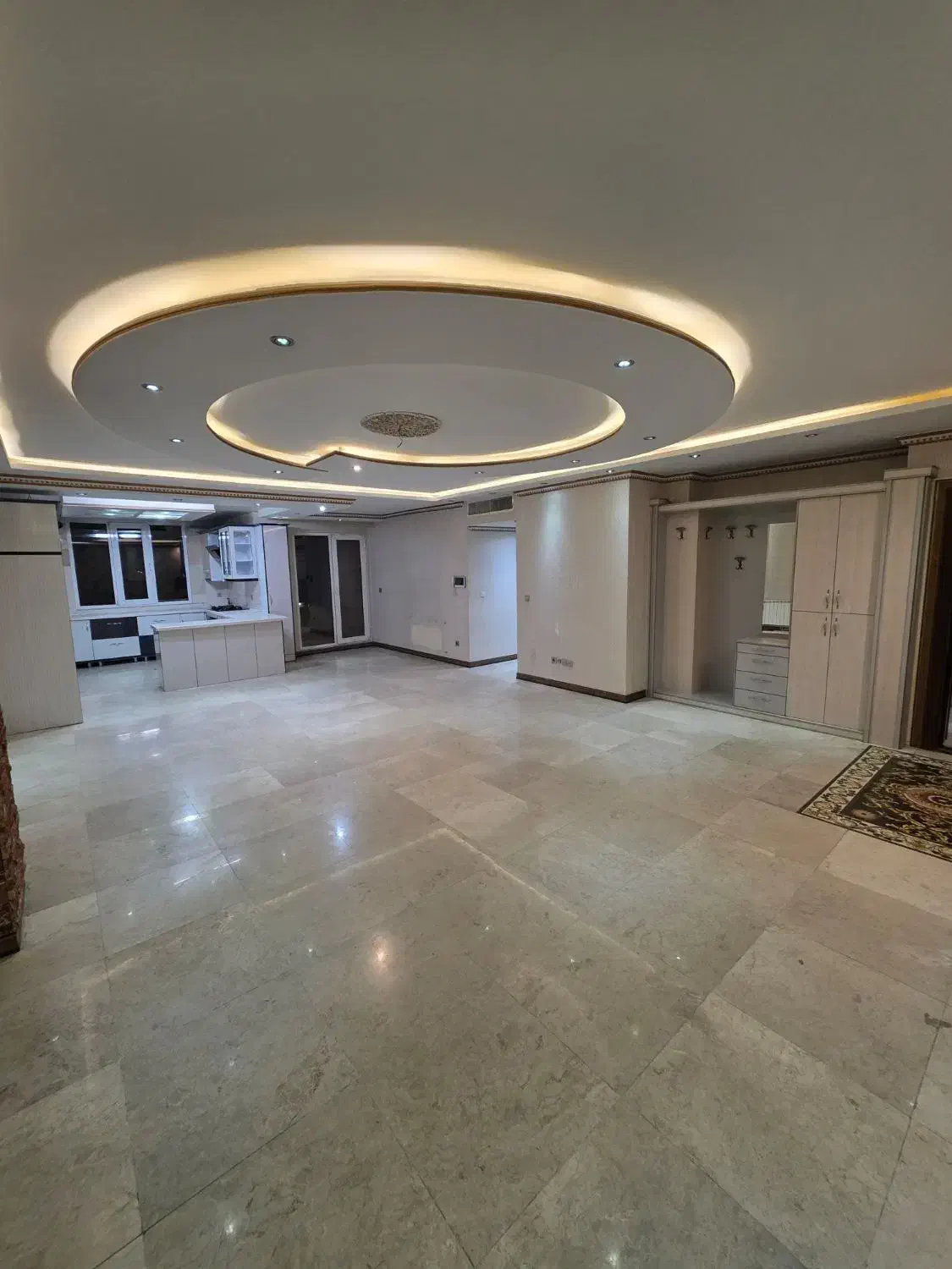 ۱۳۰متر ۲خواب ۵ساله سالن پرده خور خطی رو به آفتاب