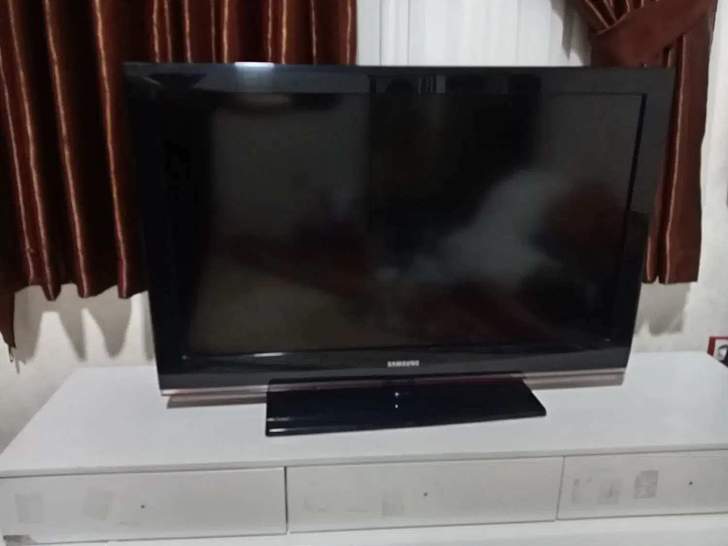 تلویزیون 40اینچ سامسونگ به همراه میز تی وی سفید|تلویزیون و پروژکتور|گنبد کاووس, |دیوار