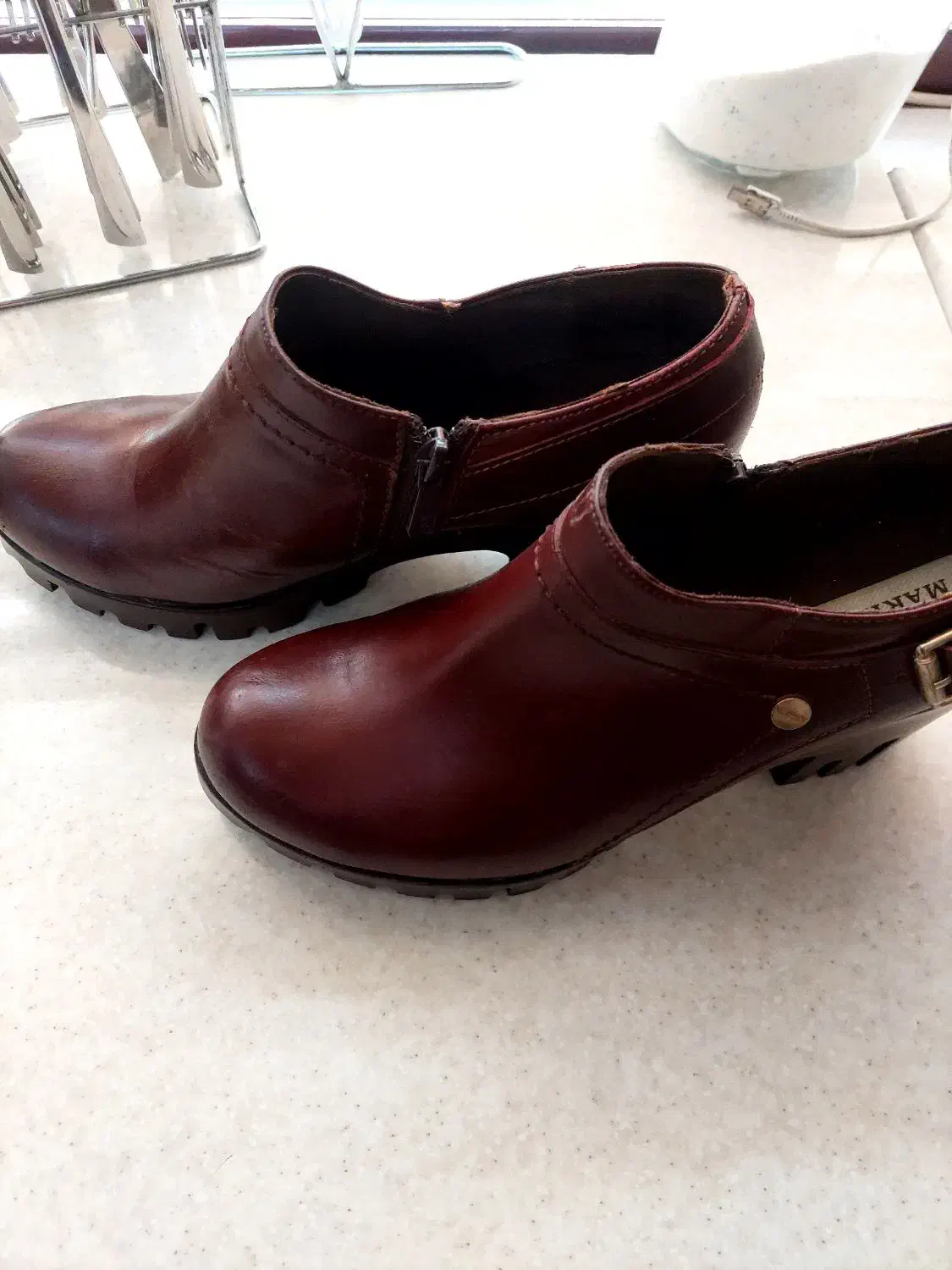 تعدای کفش نو|کیف، کفش، کمربند|قرچک, پویینک|دیوار