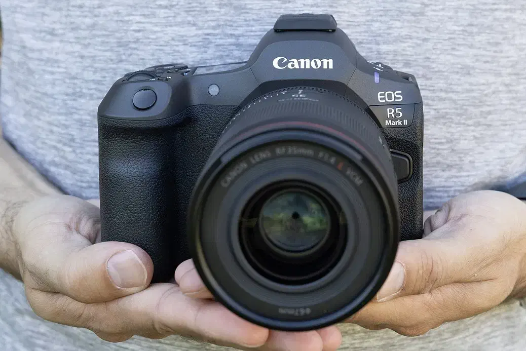 بدنه دوربین canon r5ii فقط ۲۰۰ عدد شات|دوربین عکاسی و فیلم‌برداری|تهران, بهار|دیوار