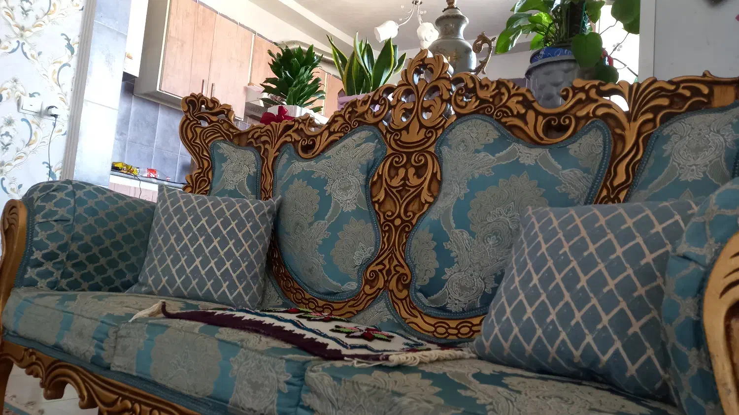 مبل سلطنتی ۷نفره همراه با میزعسلی ۳تای|مبلمان خانگی و میز عسلی|گرمسار, |دیوار