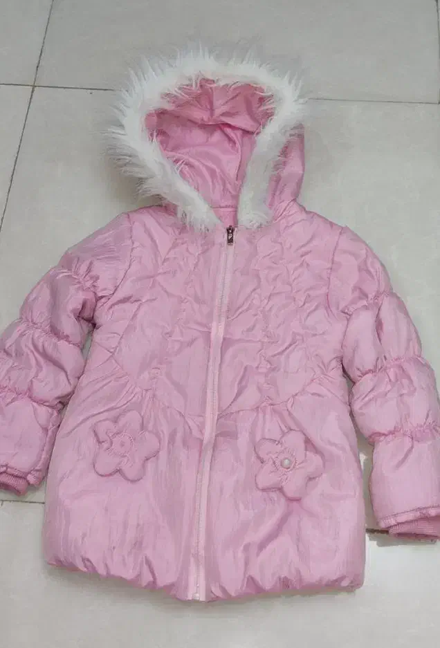 تعداد زیادی کاپشن و سویشرت و لباس بچگونه و دخترونه|کفش و لباس بچه|اشتهارد, |دیوار