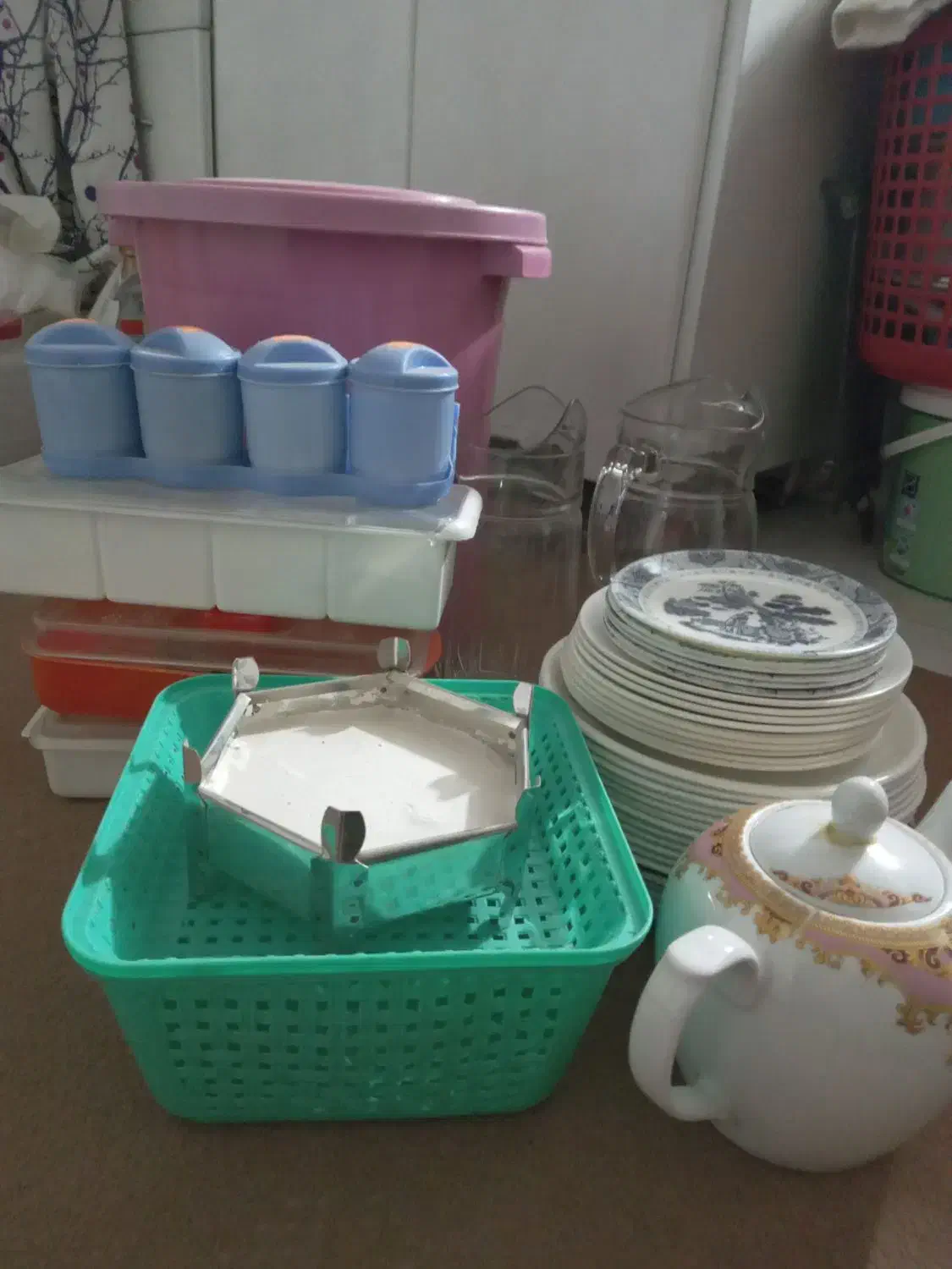 تعدادی وسایل پلاستیکی درحدنو|ظروف نگهدارنده، پلاستیکی، یک‌بارمصرف|گرمسار, |دیوار