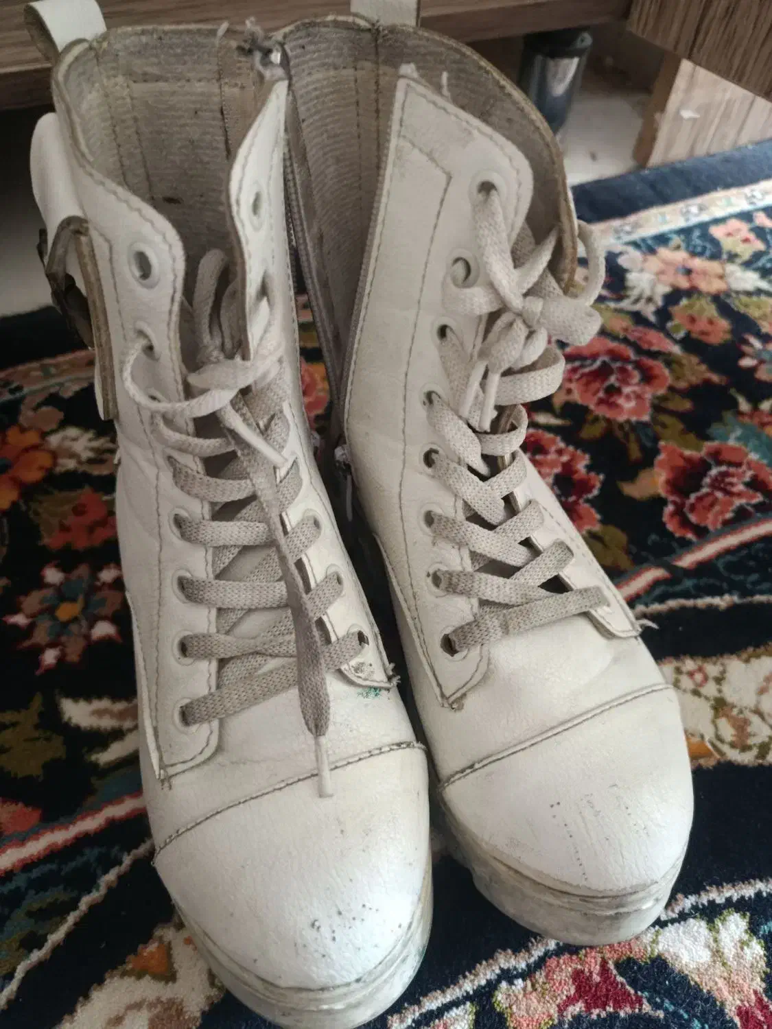 کفش|کیف، کفش، کمربند|گلبهار, شهر جدید گلبهار|دیوار