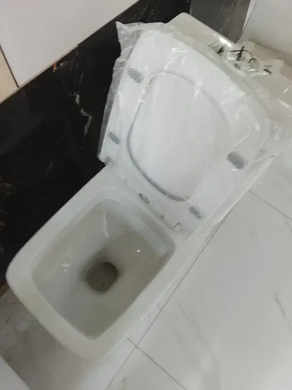 توالت فرنگی یک‌تکه سفید شوتینگ‌دار|لوازم سرویس بهداشتی|شیراز, گچی|دیوار