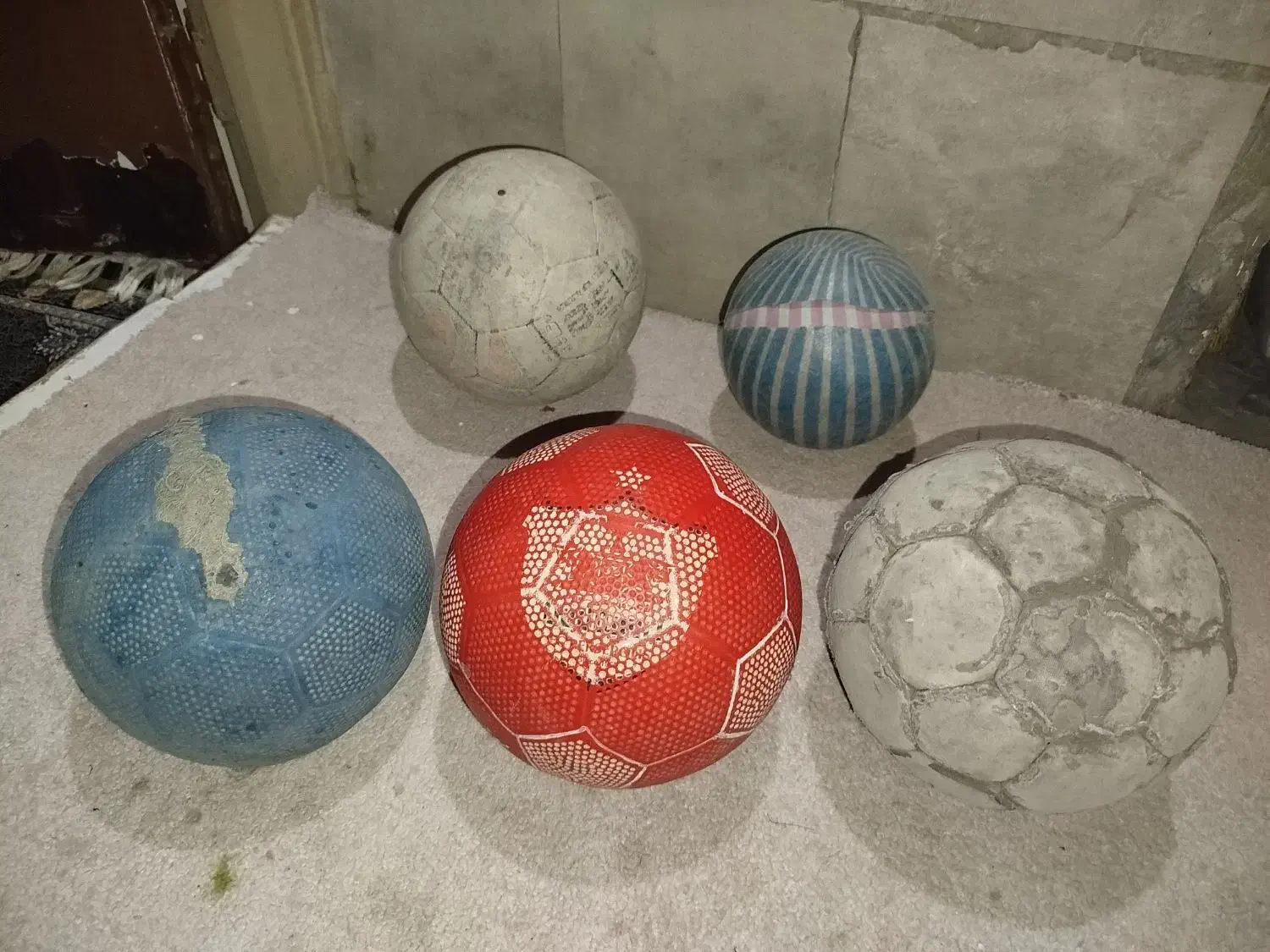 ۵عدد توپ کارکرده|ورزشهای توپی|تهران, خاک سفید|دیوار