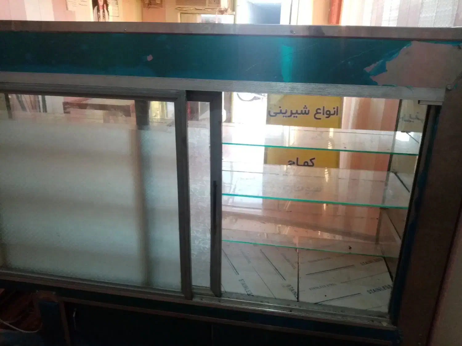 یک عدد ویترین شیرینی خشک با میز ترازو|فروشگاه و مغازه|بوشهر, |دیوار