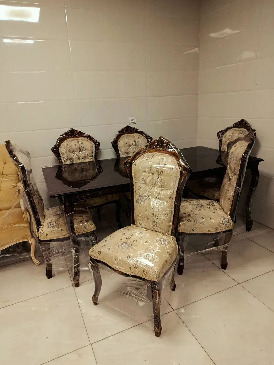 مبل تاج عروس ۷نفره میزعسلی میزغذاخوری6نفره|مبلمان خانگی و میز عسلی|رشت, منظریه|دیوار