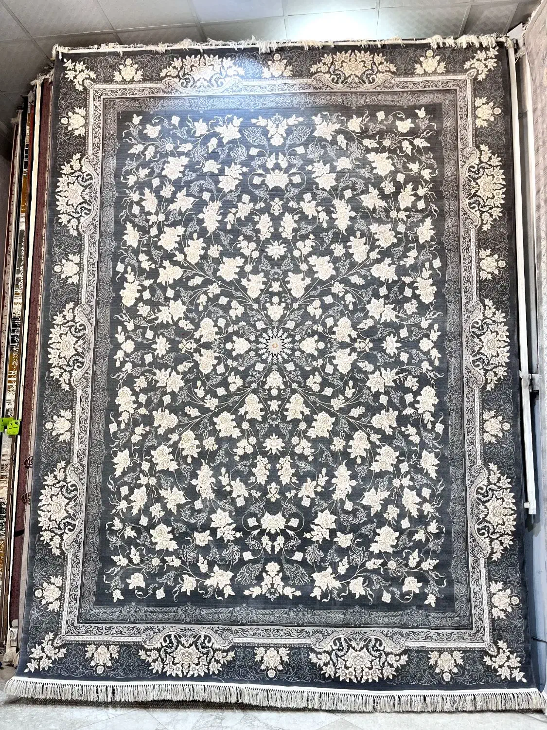 ** فرش های ۱۲ متری ۷۰۰ شانه **|فرش|گلبهار, شهر جدید گلبهار|دیوار