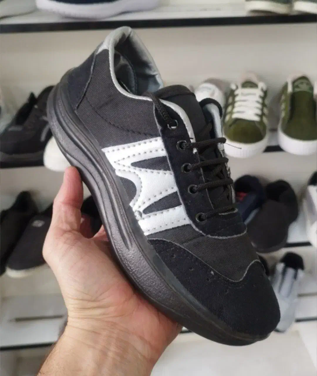 کفش ورزشی|کیف، کفش، کمربند|آستانه اشرفیه, |دیوار