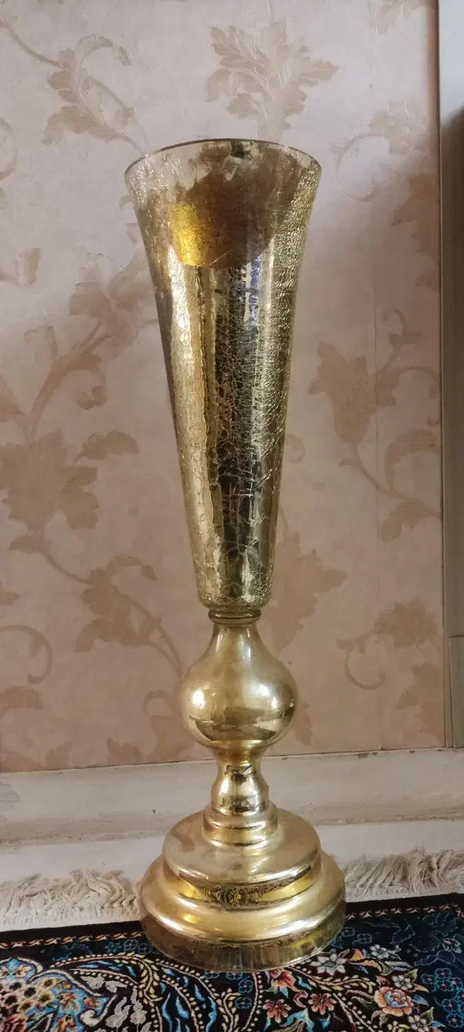 گلدان بلند طلایی رنگ|مجسمه، تندیس، ماکت|قدس, شهر‌قدس|دیوار